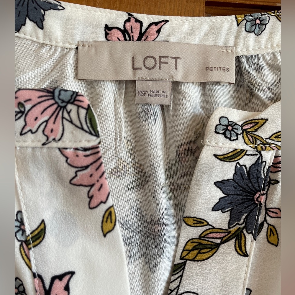 NWOT Loft Floral short sleeve top. Size XSP - Picture 3 of 5